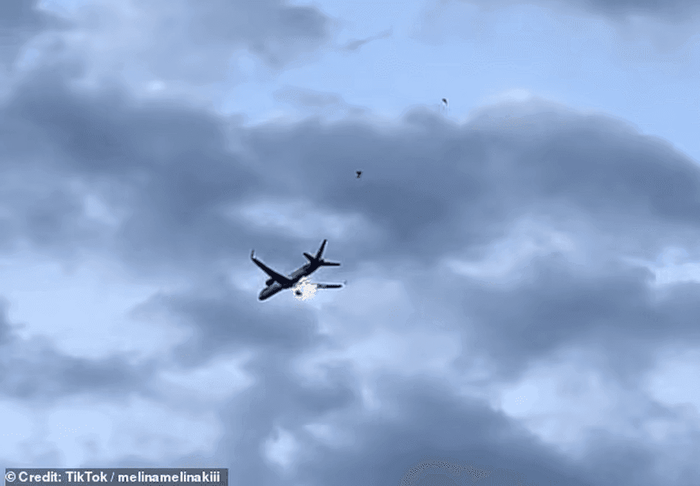 Máy bay bốc cháy động cơ trên không, biểu tượng cho những sự cố hàng không kịch tính nhưng được kiểm soát.