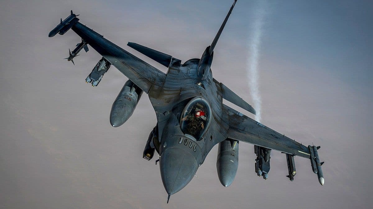 Máy bay chiến đấu F-16 Fighting Falcon bay trên bầu trời, thể hiện sức mạnh và khả năng tác chiến.
