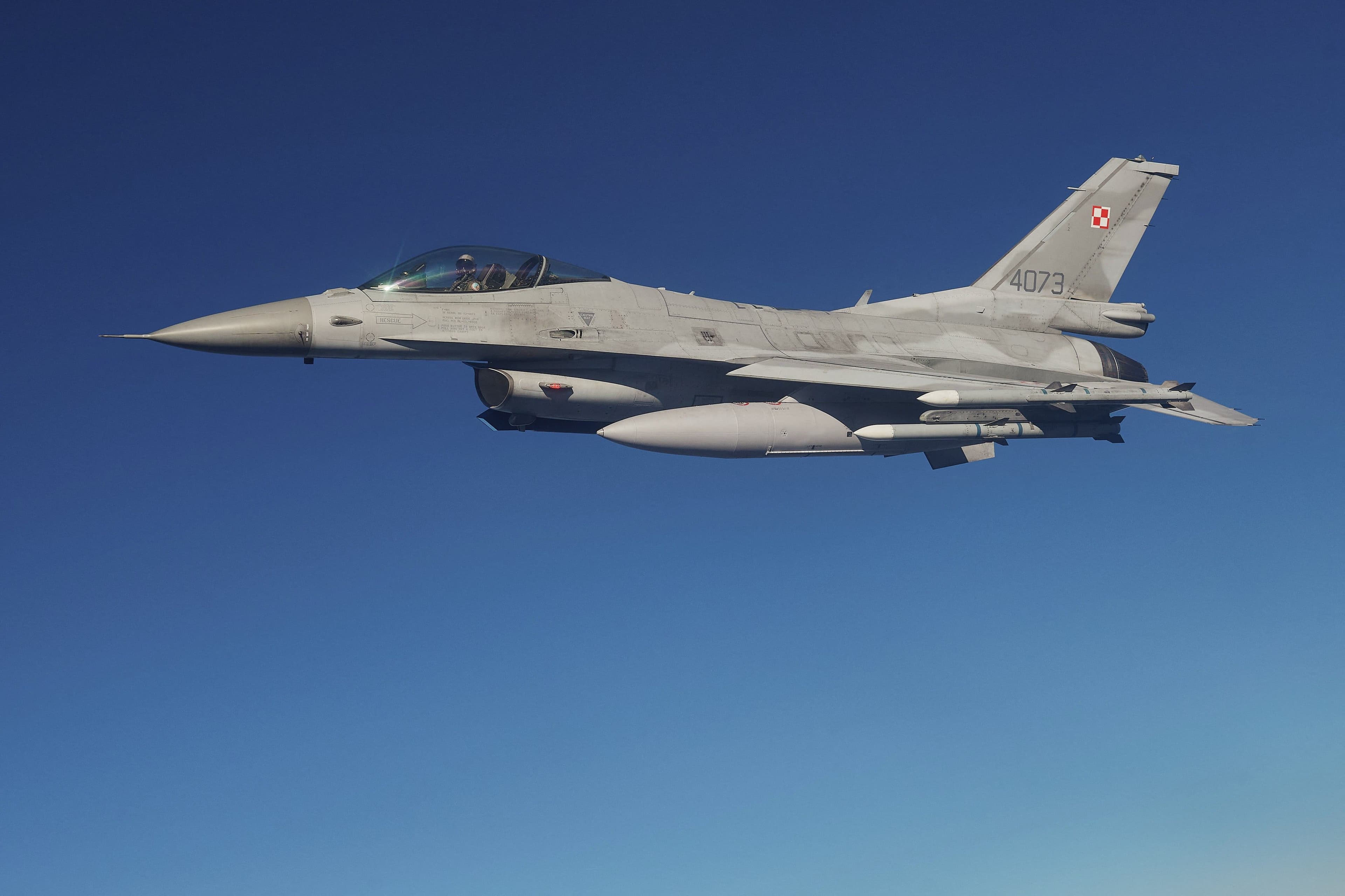 Máy bay chiến đấu F-16 Fighting Falcon trên bầu trời xanh, minh chứng cho thiết kế huyền thoại.