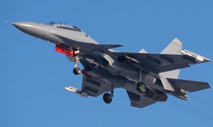 Máy bay chiến đấu tượng trưng cho căng thẳng quân sự ở Đông Âu và Trung Đông