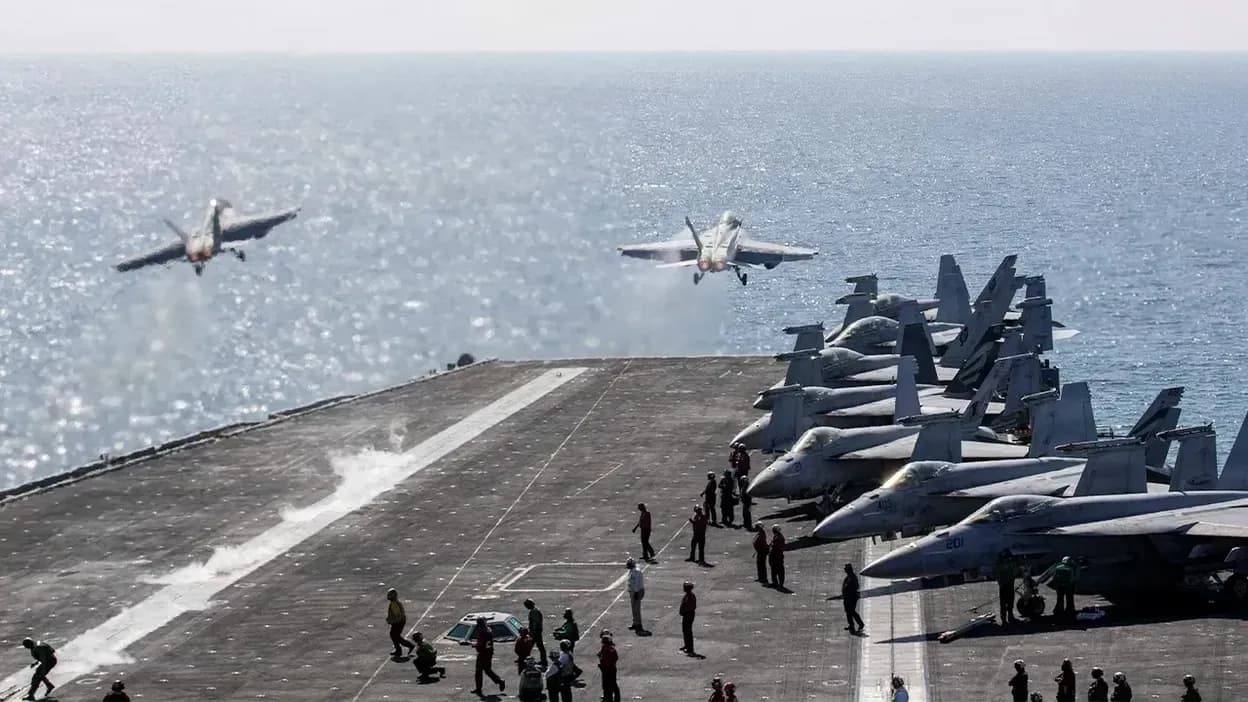 Máy bay chiến đấu và tàu sân bay ở Trung Đông, thể hiện sự phức tạp địa chính trị và căng thẳng quân sự ảnh hưởng đến thị trường năng lượng toàn cầu, dẫn đến cơ chế điều chỉnh giá mới.