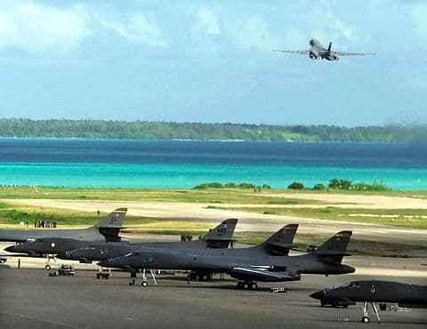 Máy bay ném bom B-1B của Không quân Mỹ cất cánh từ căn cứ Diego Garcia trên một hòn đảo nhiệt đới.