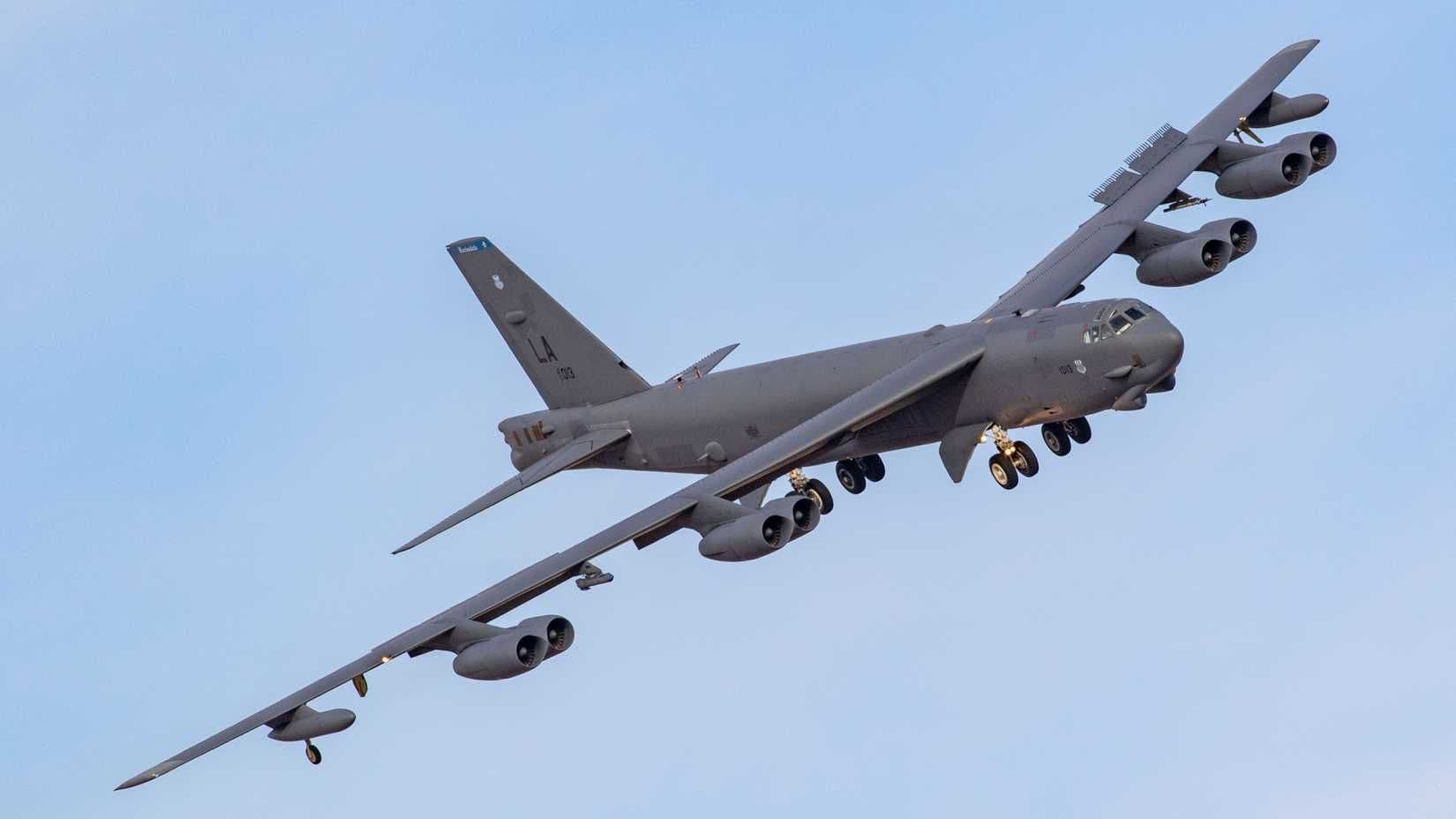 Máy bay ném bom B-52H Stratofortress của Không quân Hoa Kỳ với càng hạ cánh đang bay trên bầu trời, thể hiện vai trò trong các hoạt động chiến lược và liên minh.