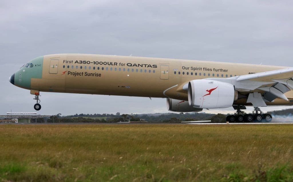 Máy bay Qantas A350-1000ULR với dòng chữ 'Project Sunrise' đang hạ cánh, biểu tượng cho các chuyến bay xuyên lục địa và nỗ lực cải thiện sức khỏe hành khách, phi hành đoàn.