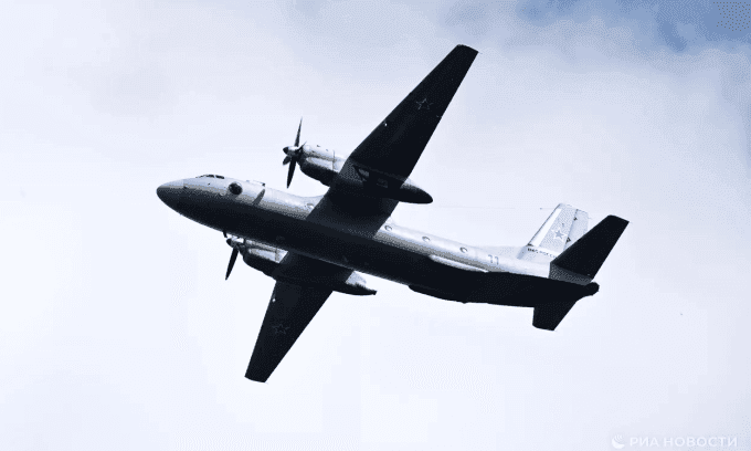 Máy bay vận tải Antonov An-26 bay trên bầu trời, biểu tượng của sự bền bỉ và di sản hàng không.