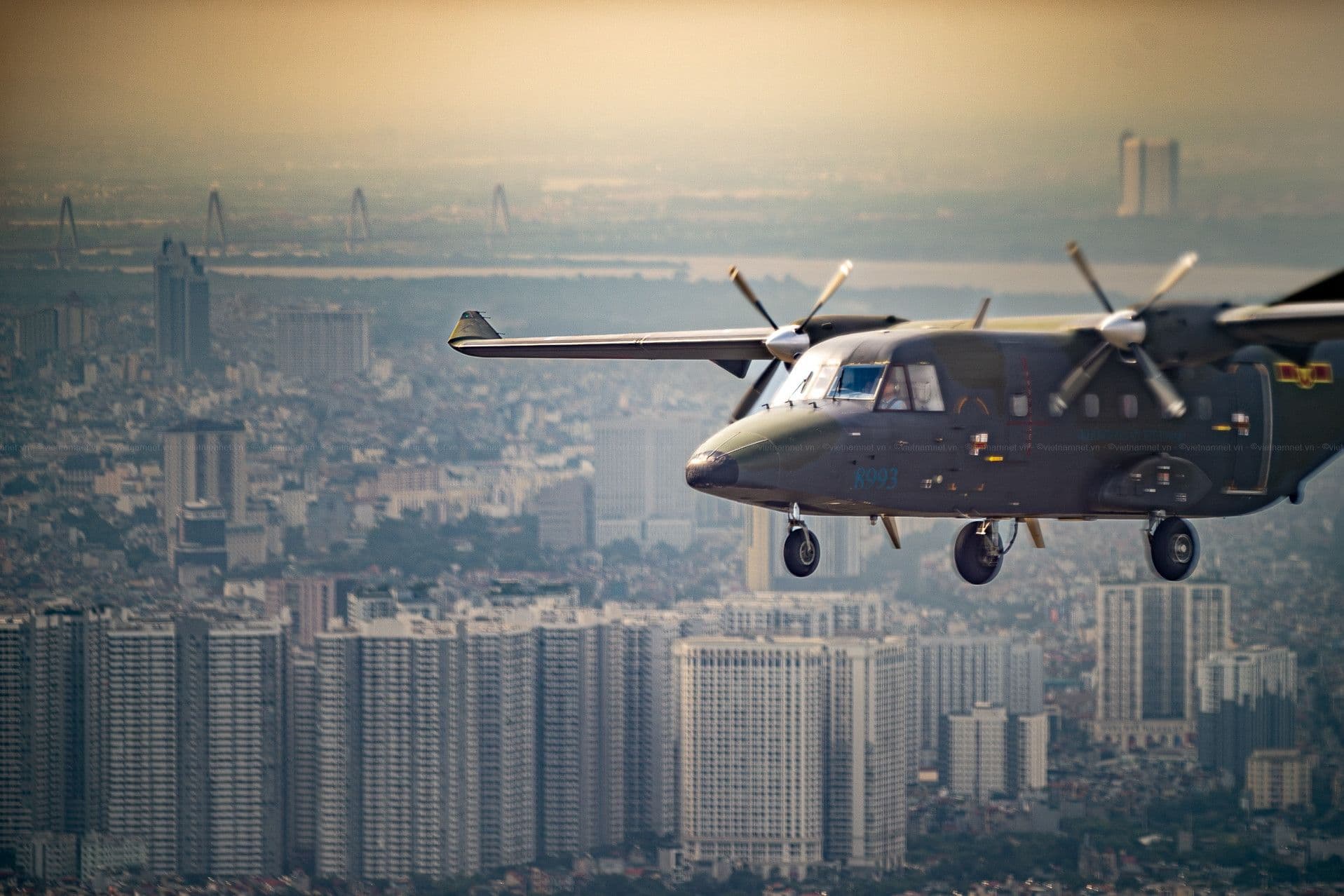 Máy bay vận tải Casa bay diễn tập trên bầu trời Hà Nội chuẩn bị cho lễ kỷ niệm 80 năm Quốc khánh