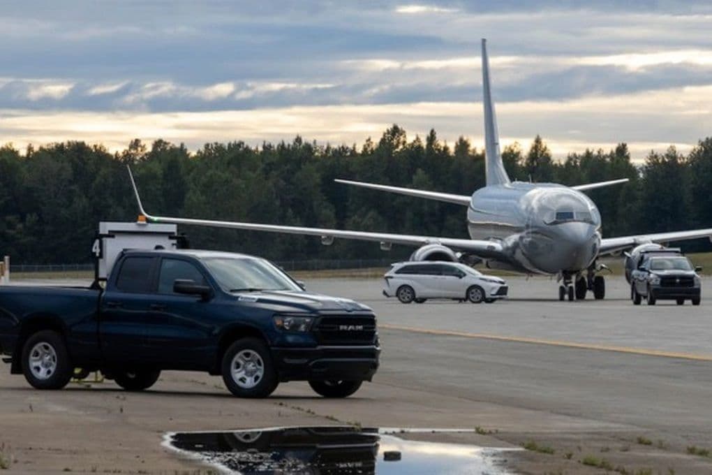 Máy bay vận tải và đoàn xe chuyên dụng được điều động khẩn cấp đến Alaska cho công tác hậu cần an ninh thượng đỉnh.