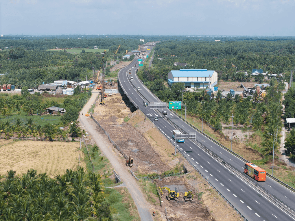 Máy móc thi công và cao tốc TP.HCM - Trung Lương - Mỹ Thuận đang mở rộng, thể hiện sự phát triển hạ tầng giao thông
