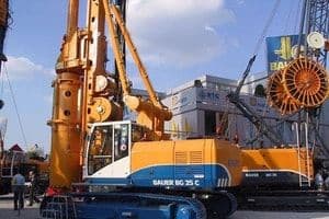 Máy móc xây dựng trên công trường, thể hiện quá trình phát triển từ bất động sản ('đất vàng') của Vingroup.