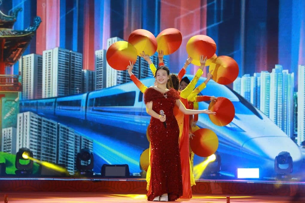 Nữ ca sĩ biểu diễn nhạc xuân trên sân khấu hiện đại, mang không khí Tết sôi động.
