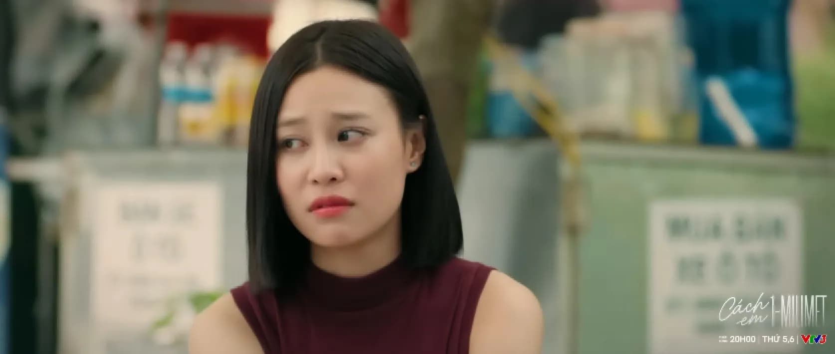 Nữ chính Tú với vẻ mặt trầm tư, suy nghĩ trong phim 'Cách Em 1 Milimet'