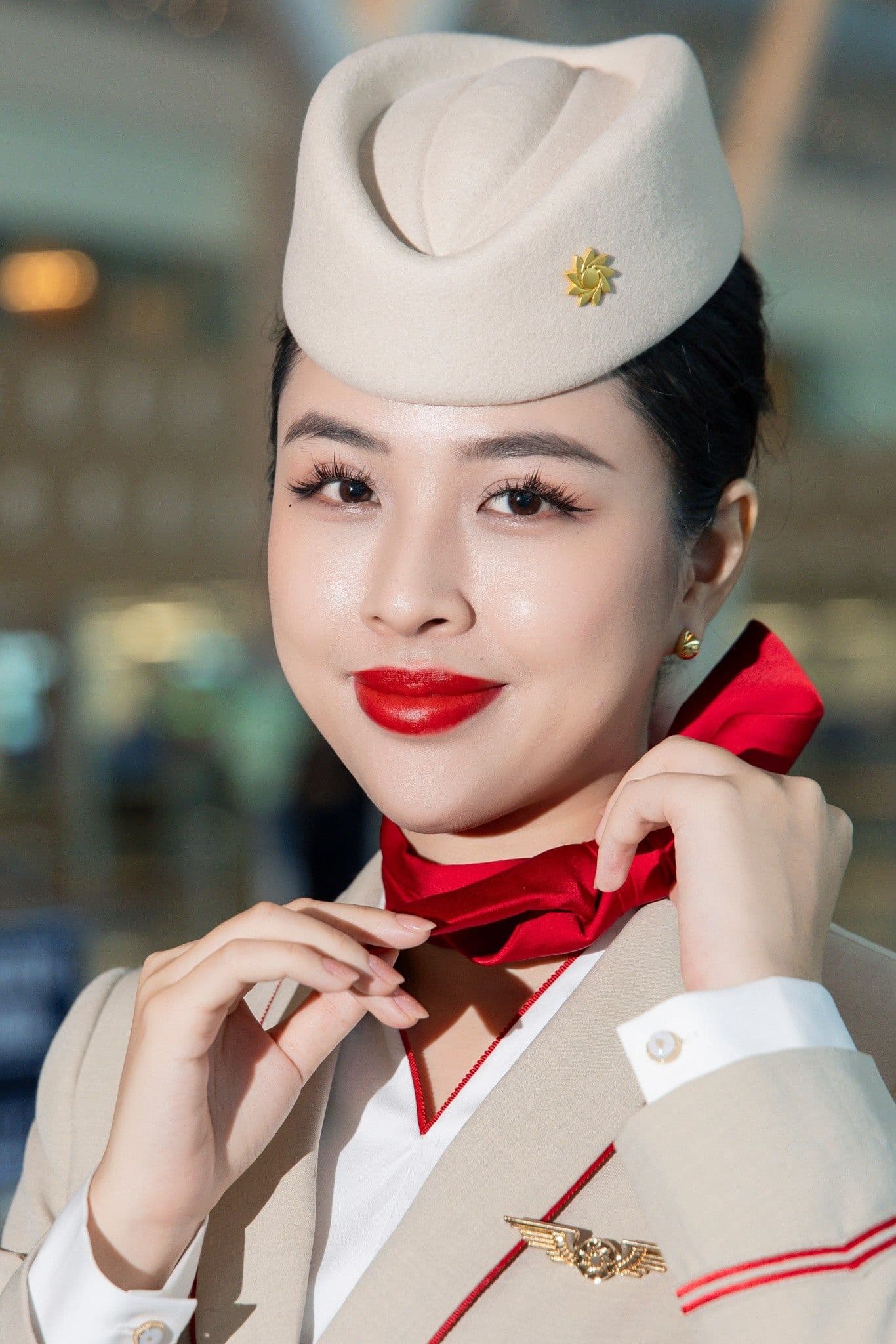 Nụ cười thân thiện của tiếp viên hàng không Sun Phu Quoc Airways, đại diện cho dịch vụ đẳng cấp trong hệ sinh thái Sun Group.