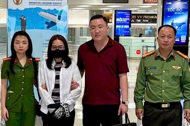 Nữ cán bộ bị truy nã đặc biệt bị bắt giữ tại sân bay Nội Bài, minh chứng cho vòng vây công lý quốc tế.