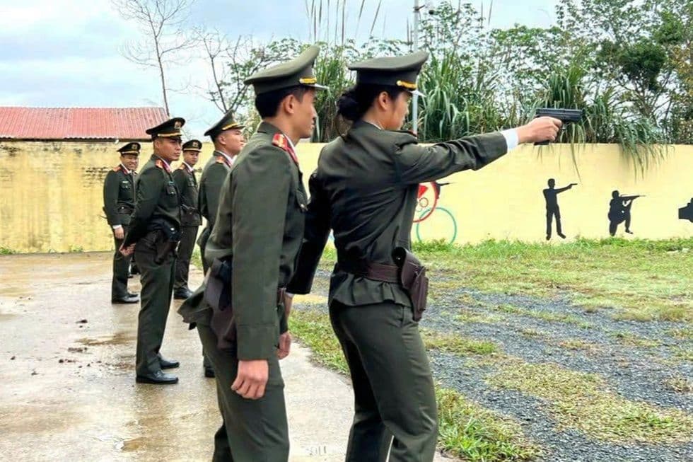 Nữ cảnh vệ tập bắn súng, rèn luyện kỹ năng bảo vệ yếu nhân