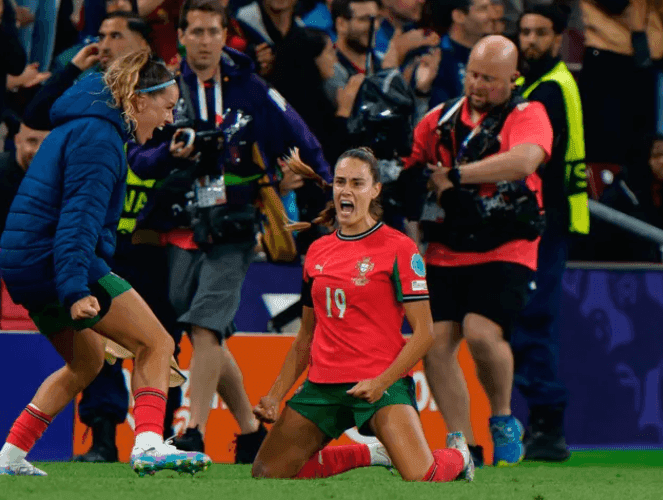 Nữ cầu thủ Bồ Đào Nha ăn mừng chiến thắng đầy cảm xúc tại Giải Vô Địch Nữ Châu Âu.