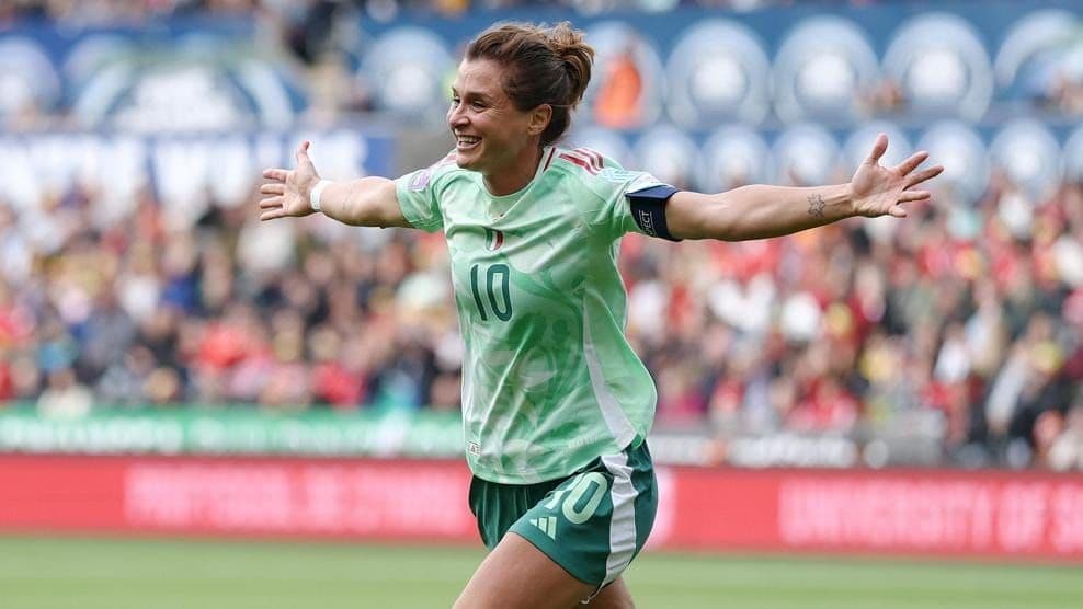 Nữ cầu thủ Italia ăn mừng bàn thắng, tượng trưng cho sự bùng nổ và dấu ấn của thế hệ tài năng mới trong bóng đá nữ.