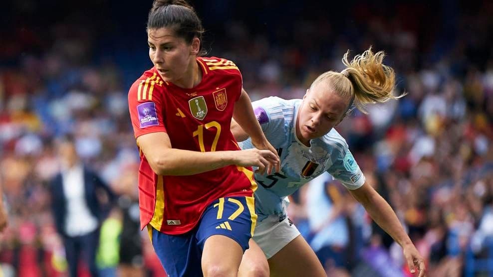 Nữ cầu thủ Tây Ban Nha và Bỉ tranh bóng trên sân, thể hiện sự đa dạng chiến thuật và linh hoạt trong lối chơi bóng đá nữ.