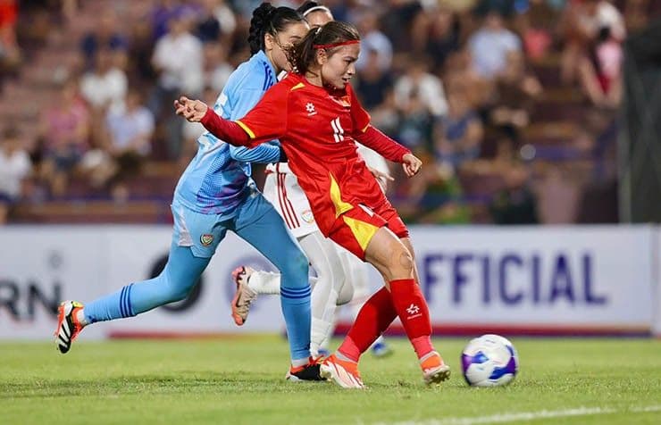Nữ cầu thủ Việt Nam nỗ lực thi đấu trên sân cỏ hướng tới Asian Cup 2026.