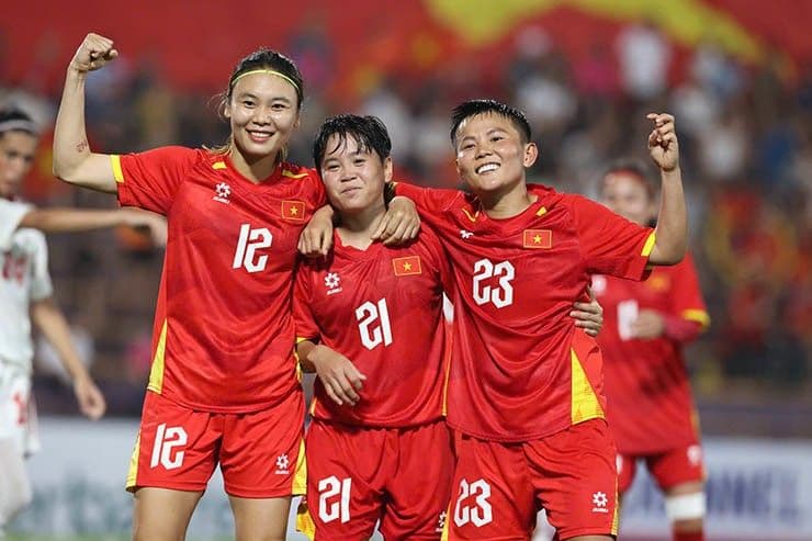 Nữ cầu thủ Việt Nam ăn mừng chiến thắng ấn tượng tại vòng loại Asian Cup 2026.