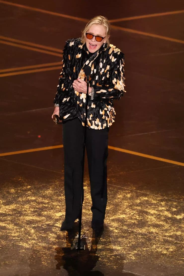 Nữ diễn viên Amy Madigan nhận giải Nữ diễn viên phụ xuất sắc nhất tại Oscar 2026, tượng trưng cho thành công nghệ thuật và thương mại.