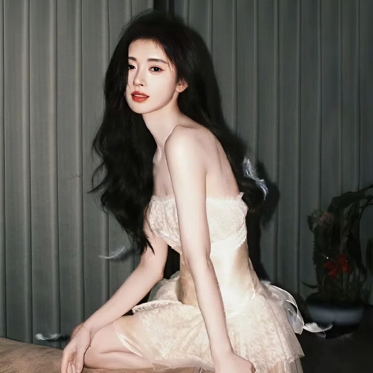 Nữ diễn viên Cúc Tịnh Y trong tạo hình thanh lịch, gợi liên tưởng đến hình tượng hồ ly trong phim Nguyệt Lân Ỷ Kỷ