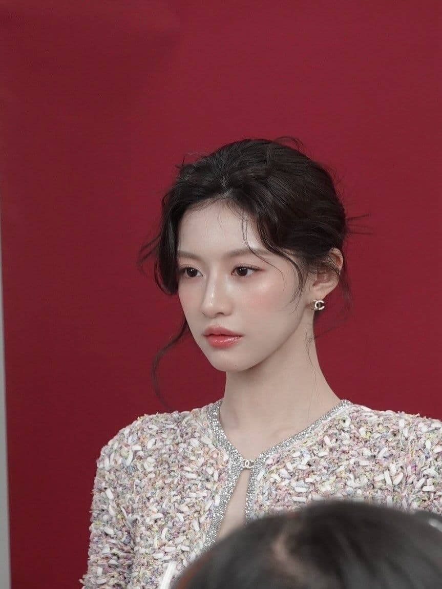 Nữ diễn viên Go Youn Jung trong buổi chụp hình, ngôi sao của K-Drama 'Tiếng Yêu Này Anh Dịch Được Không'