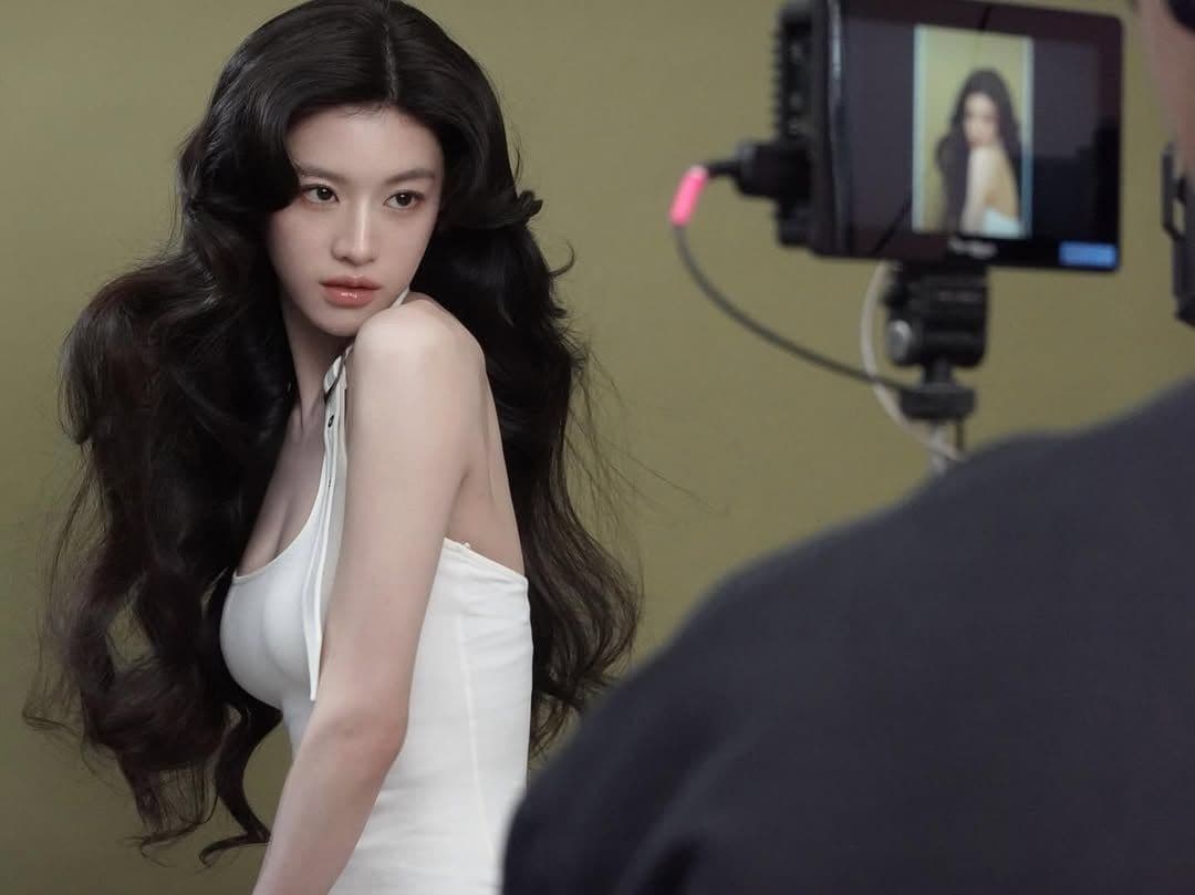 Nữ diễn viên Go Youn Jung trong một khoảnh khắc thư giãn, biểu tượng cho sự giao thoa văn hóa không biên giới trên màn ảnh