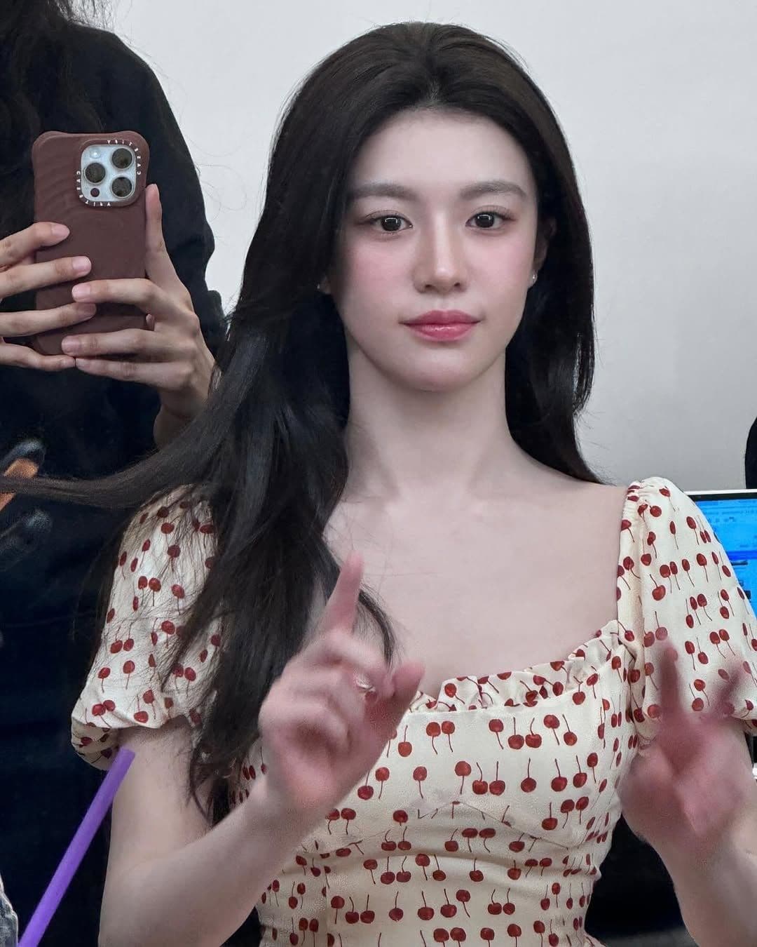 Nữ diễn viên Go Youn Jung trong trang phục thanh lịch, đại diện cho sức hút của K-Drama có yếu tố Việt Nam