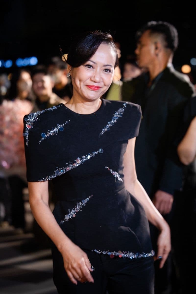 Nữ diễn viên Hồng Ánh rạng rỡ, tiếp tục cống hiến và truyền lửa cho nghệ thuật.