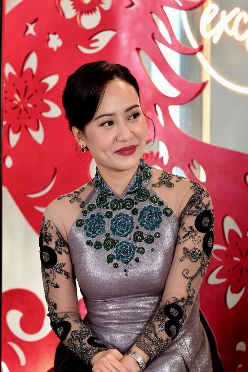 Nữ diễn viên Hồng Ánh thanh lịch trong tà áo dài truyền thống Việt Nam.