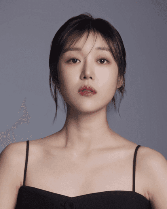 Nữ diễn viên Kang Seo Ha trong một bức ảnh chân dung chuyên nghiệp, đại diện cho hành trình nghệ thuật đầy đam mê.