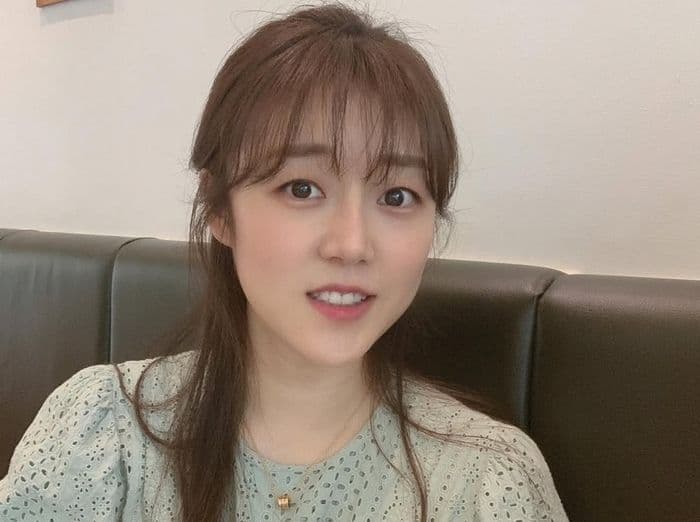 Nữ diễn viên Kang Seo-ha với nụ cười rạng rỡ, biểu tượng cho tinh thần vượt lên bi kịch.