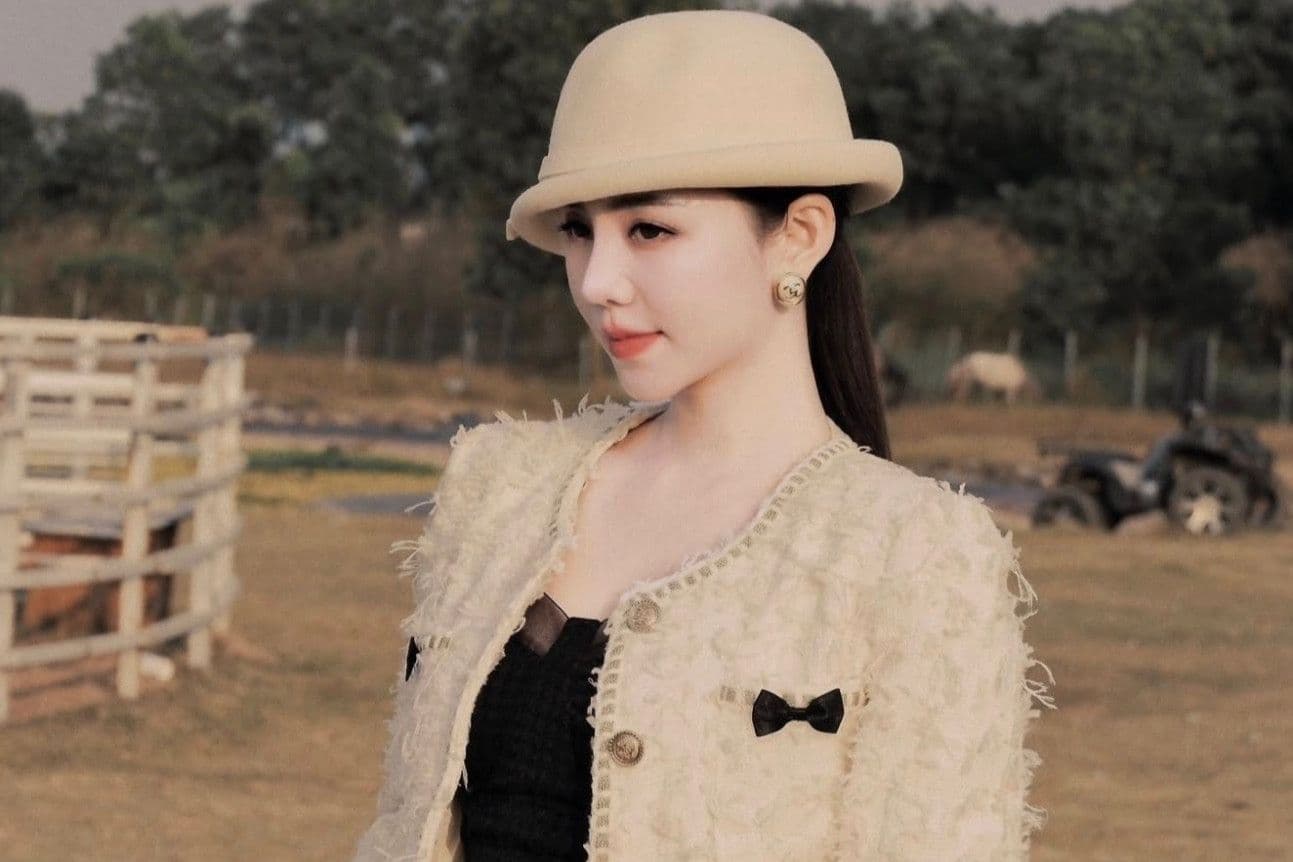 Nữ diễn viên Ngọc Thủy trong vai Trang, đội mũ và mặc áo khoác thanh lịch, thể hiện chủ đề về vẻ ngoài và định kiến trong phim Bước chân vào đời.