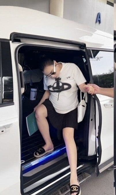 Nữ diễn viên Phương Oanh bước ra từ chiếc MPV hạng sang, minh chứng cho sự tiện nghi và riêng tư.