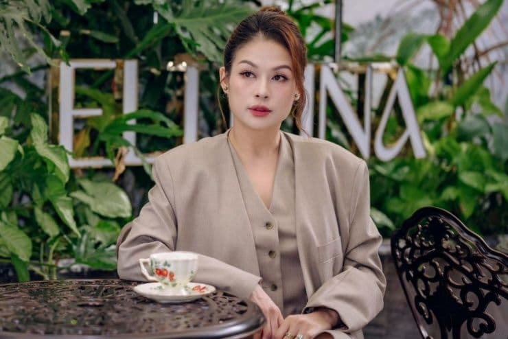 Nữ diễn viên Phương Oanh ngồi tại quán cà phê, thể hiện cuộc sống sau những biến cố trong showbiz.