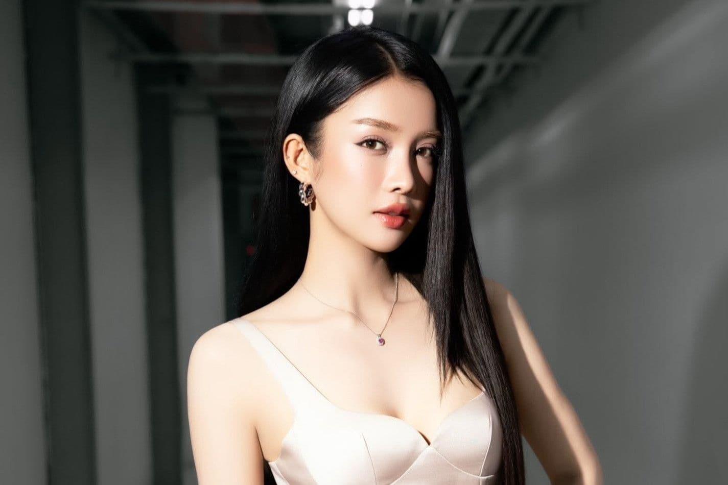 Nữ diễn viên trẻ, có thể là Phương, nhân vật nữ chính trải qua nụ hôn đầu đời