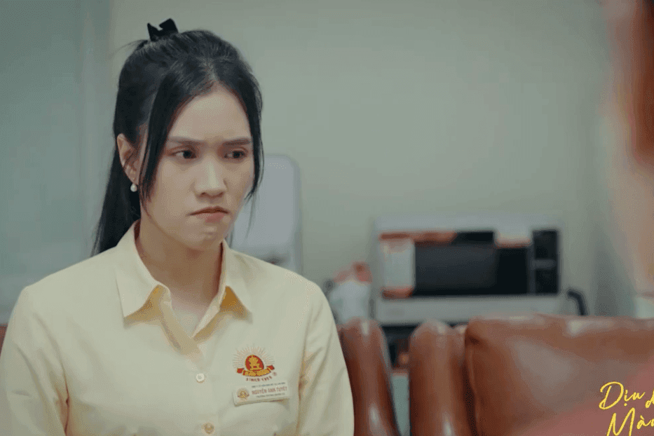 Nữ diễn viên Tuyết với biểu cảm lo lắng, căng thẳng trong phim 'Dịu dàng màu nắng', phản ánh những biến cố kịch tính của tập 35.