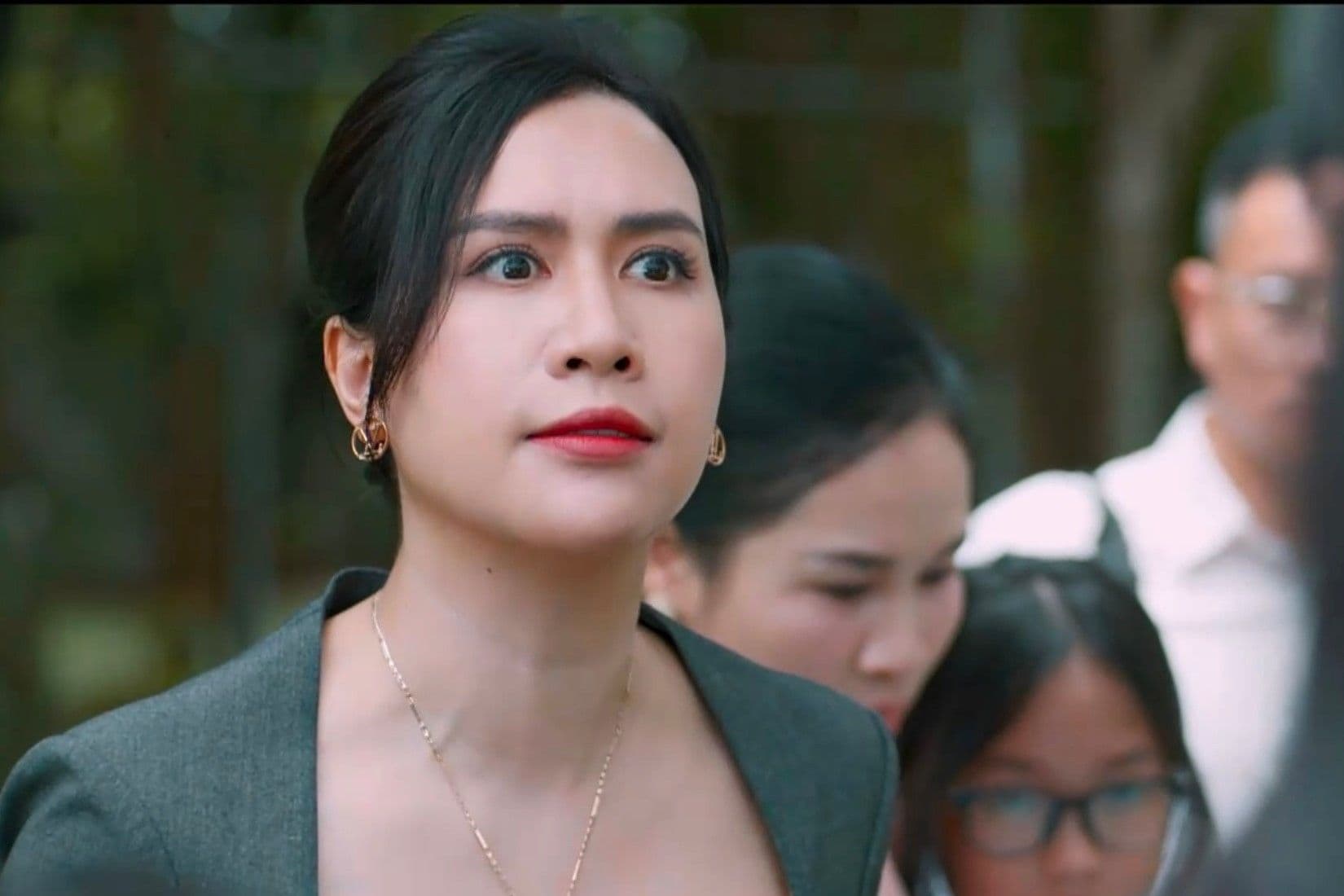 Nữ diễn viên với biểu cảm nghiêm túc, đại diện cho những tranh luận xã hội từ phim VTV3