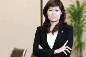 Nữ giám đốc với phong thái chuyên nghiệp, đại diện cho trách nhiệm đạo đức và văn hóa doanh nghiệp