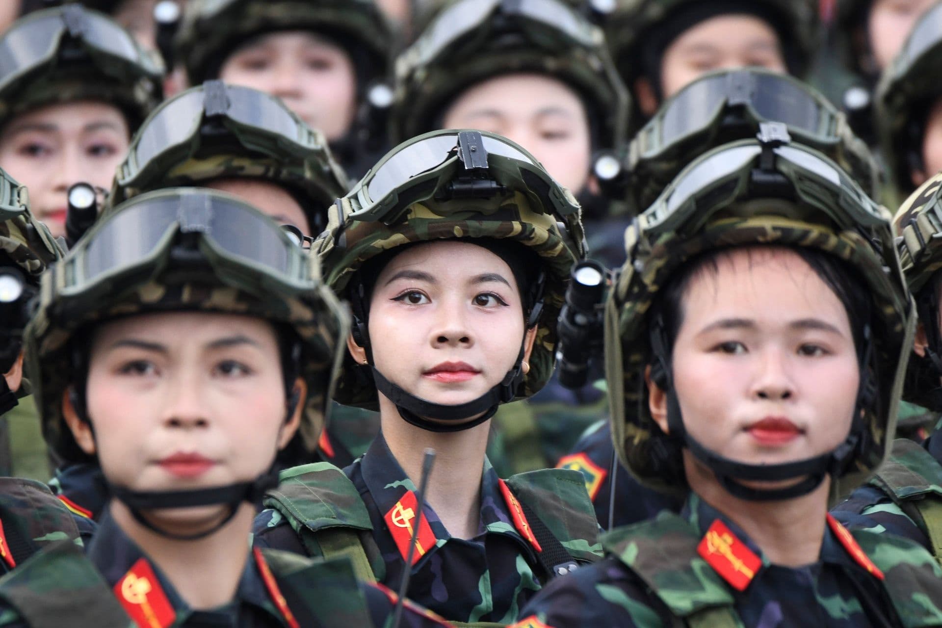 Nữ học viên Học viện An ninh Nhân dân trong buổi huấn luyện, thể hiện sự nghiêm túc và sẵn sàng phụng sự.