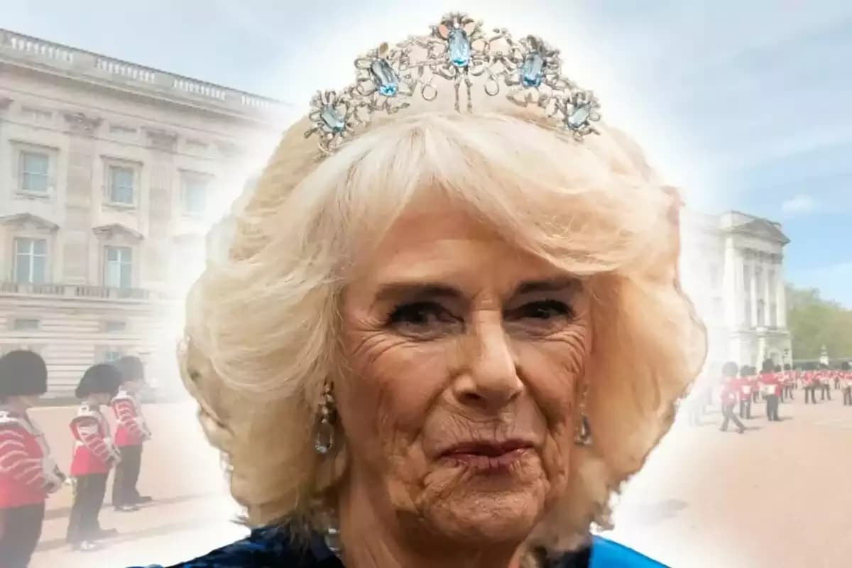 Nữ hoàng Camilla đội vương miện, biểu tượng cho sức mạnh và vai trò hoàng gia của bà sau những bi kịch tuổi thiếu niên.