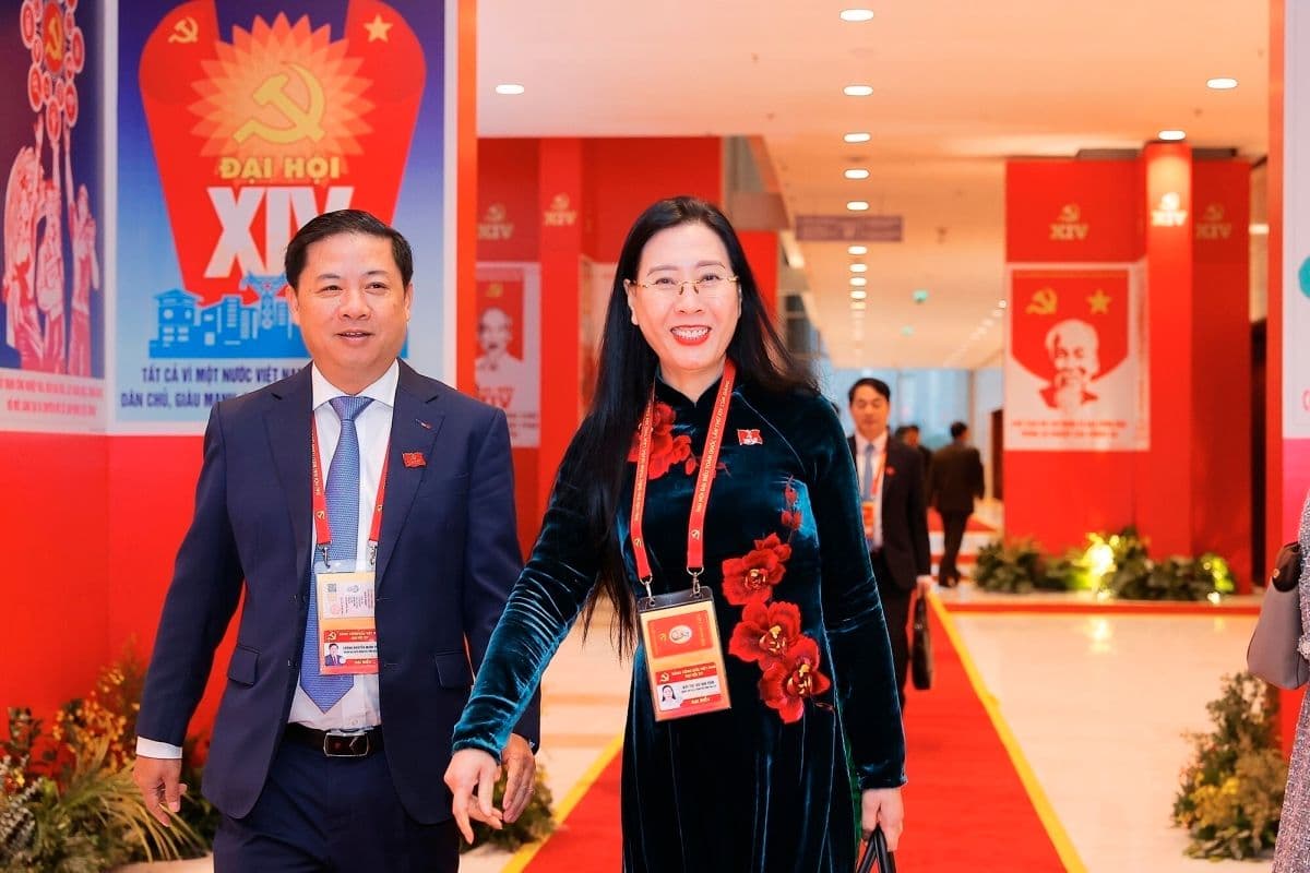 Nữ đại biểu với nụ cười rạng rỡ, đại diện cho kỳ vọng của người dân vào một tương lai tươi sáng từ Đại hội XIV.