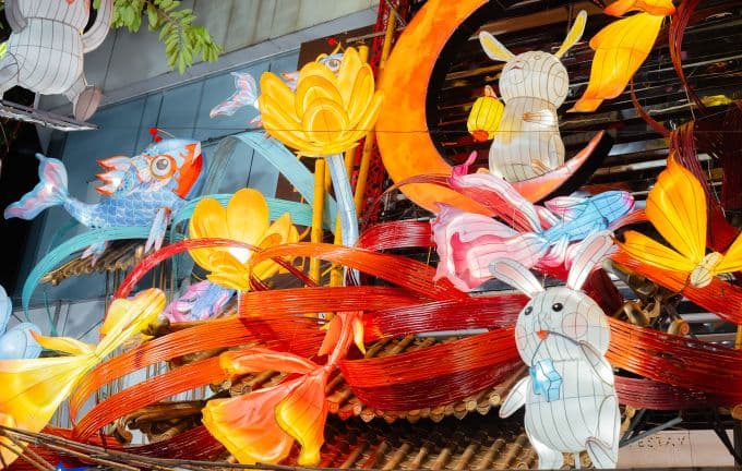 Đèn lồng hình thỏ ngọc, cá chép và hoa sen rực rỡ, thể hiện sự sáng tạo trong trang trí lễ hội.