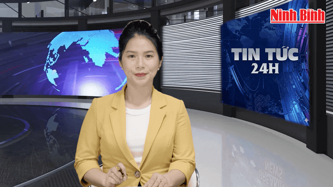 Nữ MC tin tức trong trường quay, tượng trưng cho việc quản lý và tối ưu hóa 24 giờ trong kỷ nguyên số giữa dòng chảy thông tin.
