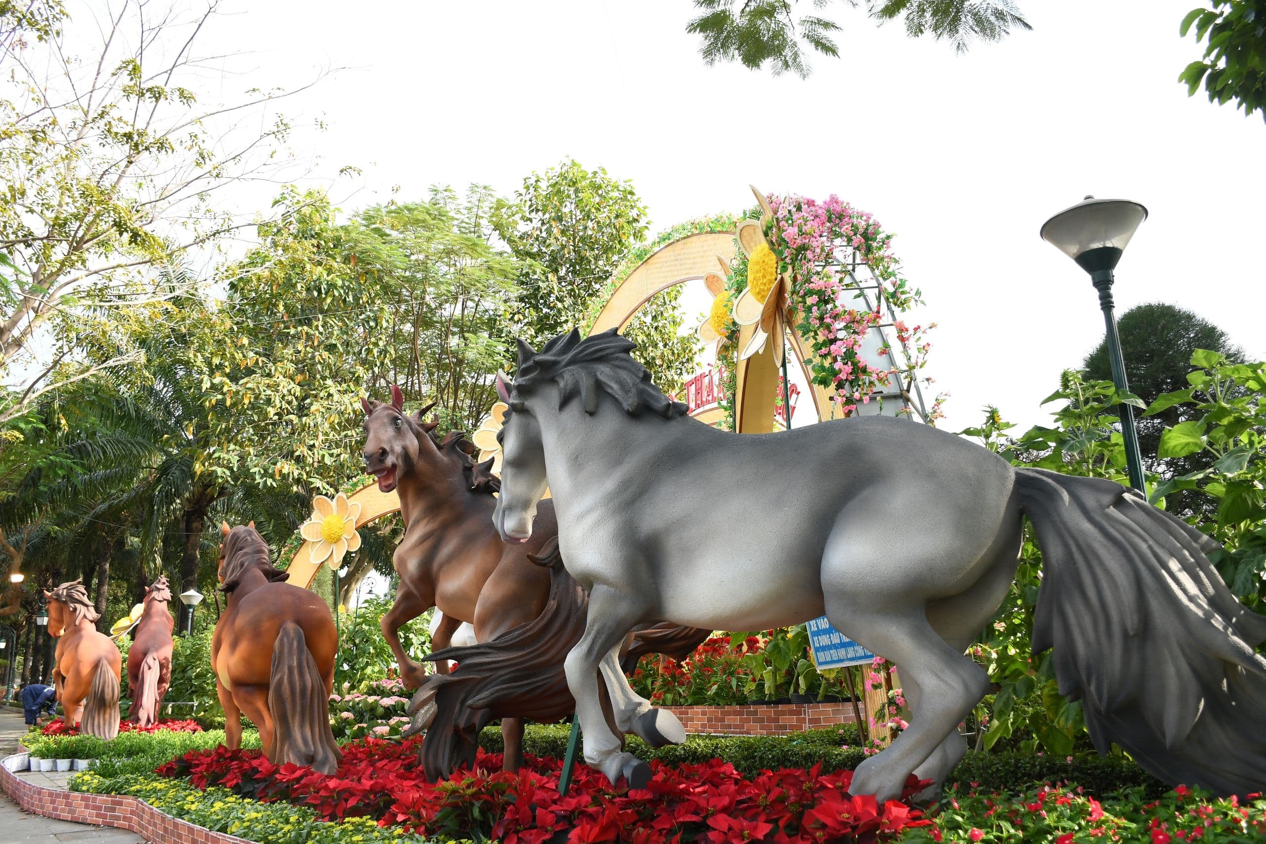 Đàn ngựa linh vật với nhiều màu sắc khác nhau, tượng trưng cho ý chí kiên cường vượt mọi thử thách.