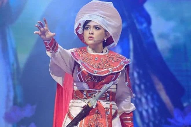 Nữ nghệ sĩ cải lương trong vai Trưng Trắc trên sân khấu, thể hiện sự kịch tính của nghệ thuật cải lương truyền thống.