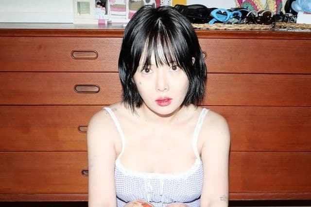 Nữ nghệ sĩ với ánh nhìn kiên định, tượng trưng cho EXO đối mặt với thử thách ban đầu