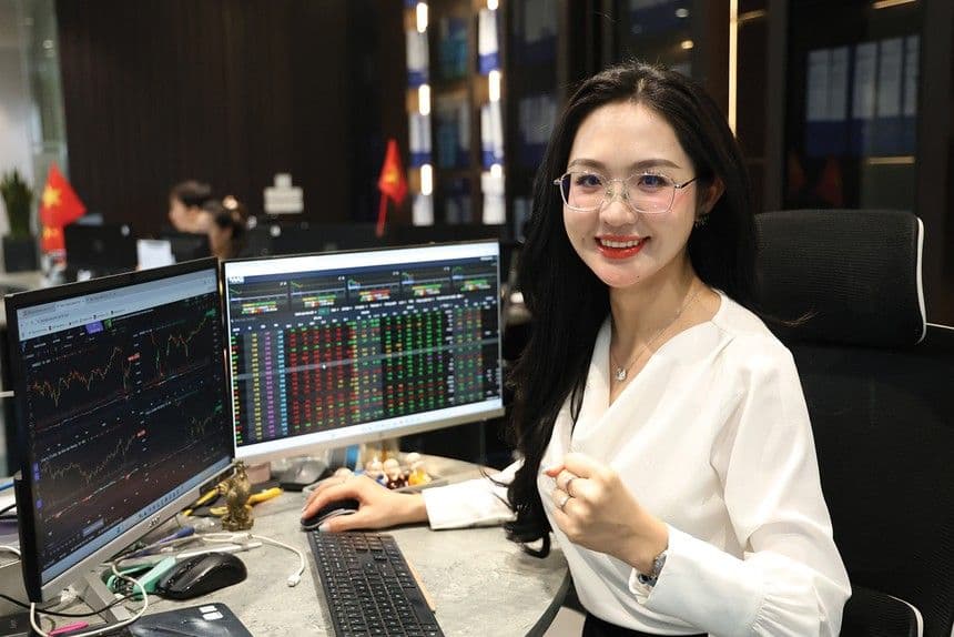 Nữ nhà đầu tư Việt Nam mỉm cười lạc quan trước màn hình chứng khoán, tượng trưng cho kỷ nguyên mới và kỳ vọng nâng hạng thị trường.