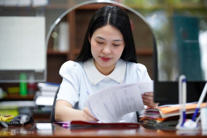 Nữ nhân viên hành chính đang xử lý hồ sơ, minh họa việc cải cách còn mắc kẹt trong giấy tờ.