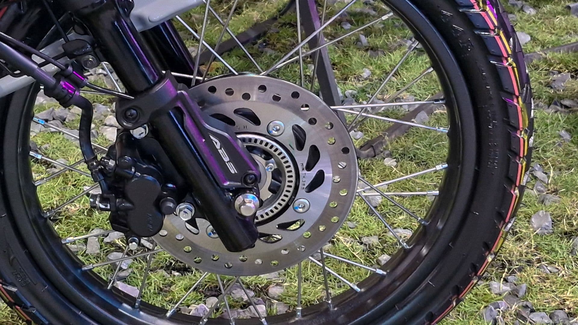 Đèn pha LED tròn cổ điển của Honda CT125, một chi tiết thiết kế độc đáo thu hút người chơi xe